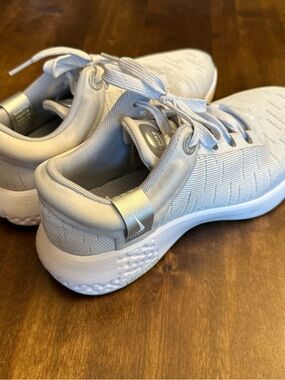 Nike Womens Renew Serenity Run DB0522-001 Road Running Size 6 Pure Platinum